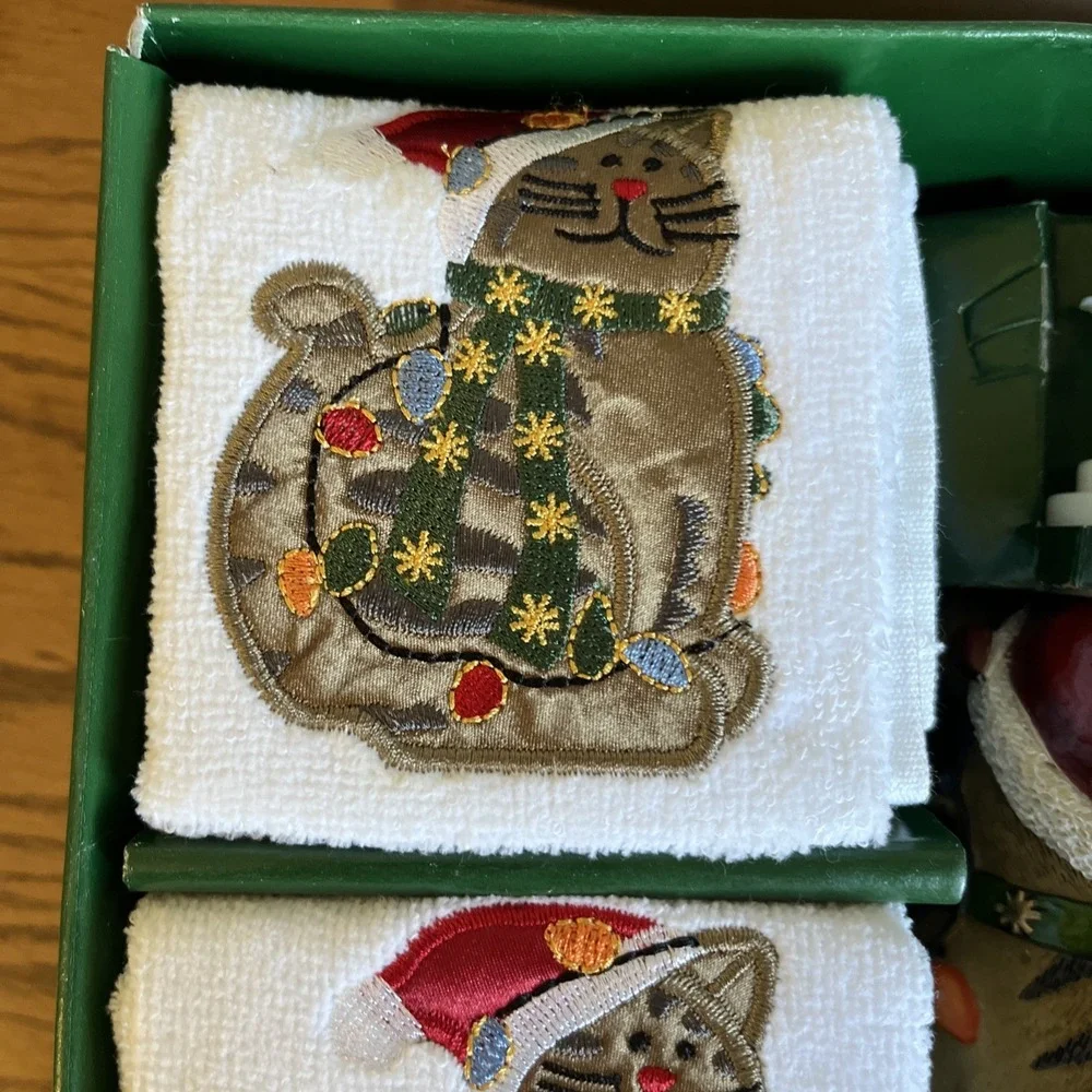 Vintage Cat Lotion / Soap Dispenser With Fingertip Towels Resin Christmas